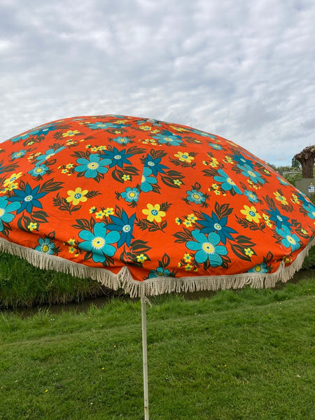 Grote gebloemde parasol