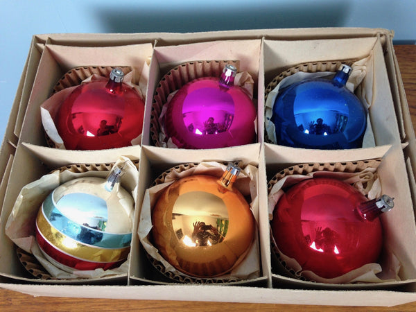 Doos met grote vintage kerstballen